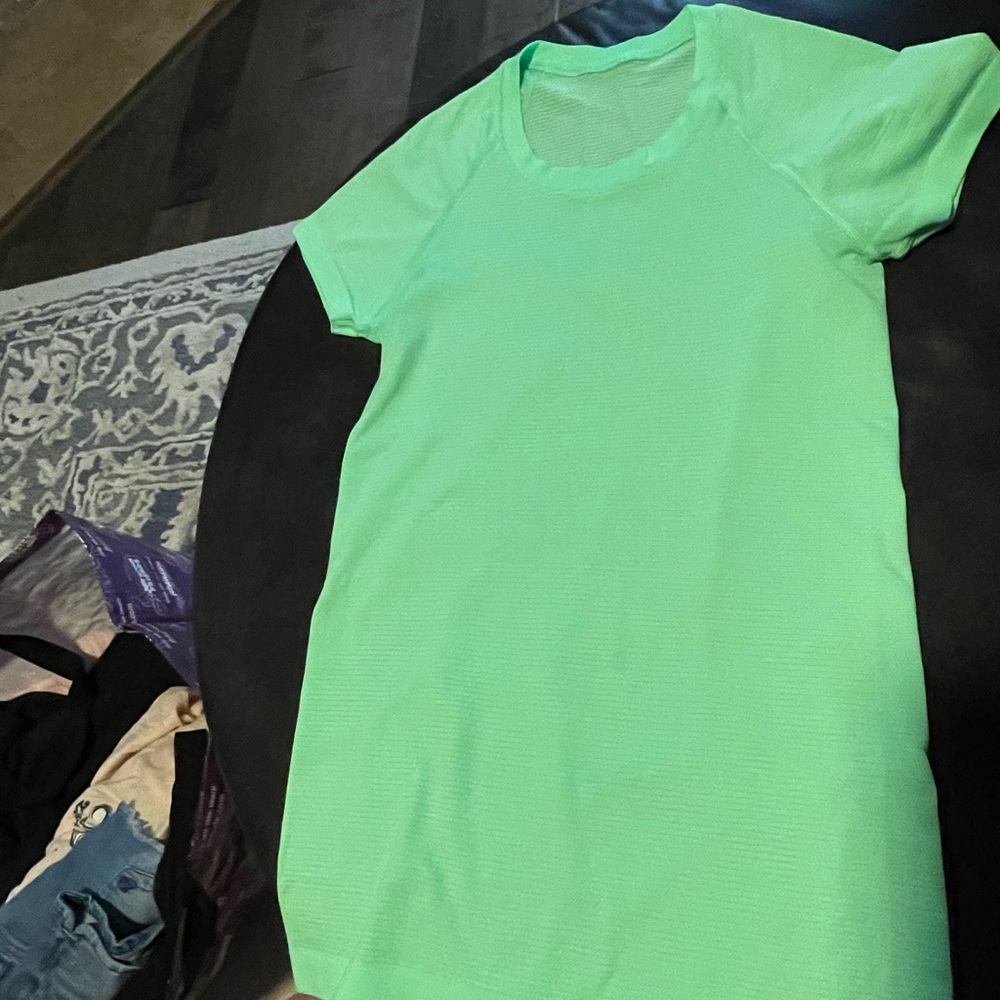Women’s Lululemon Swiftly Tech - pistachio color